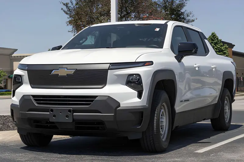 2024 Chevrolet Silverado EV bed and Multi-Flex tailgate — work truck cargo features review